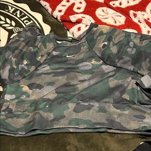 Nike camo cropped long sleeve shirt